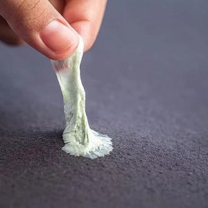 نحوه پاک کردن و تمیز کردن آدامس از روی مبل و فرش