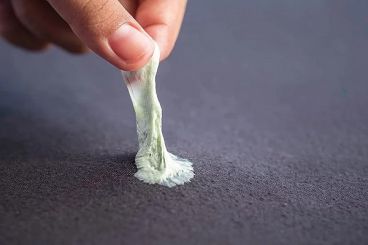 نحوه پاک کردن و تمیز کردن آدامس از روی مبل و فرش