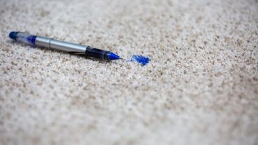 روش های پاک کردن لکه جوهر از روی فرش و مبل